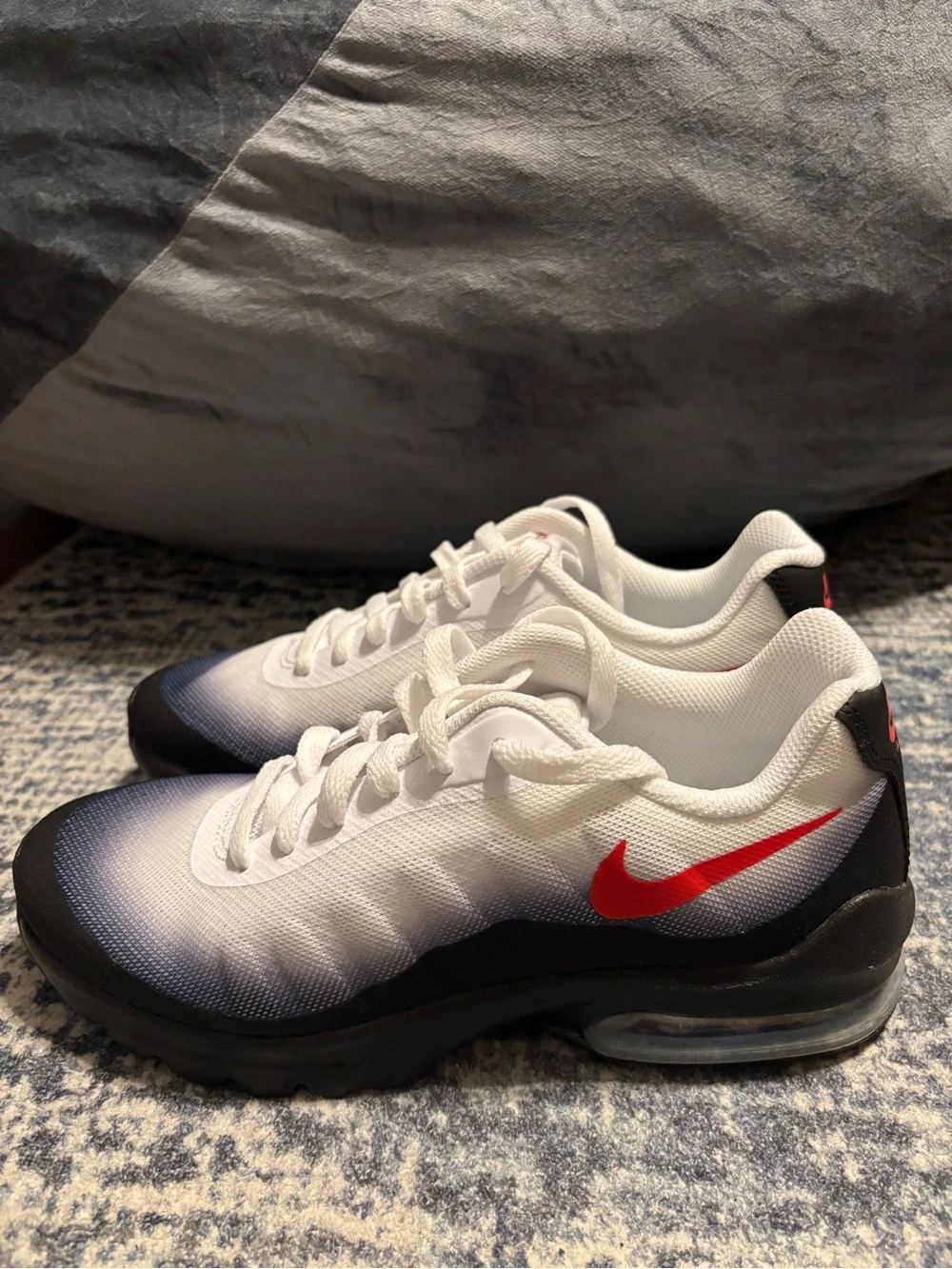 Nike Kids Size 6Y (Youth) Gradient White Black Sneakers with Red Swoosh